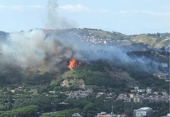 Incendio a Fuorigrotta, brucia collina di Monte Sant’Angelo: persone in fuga